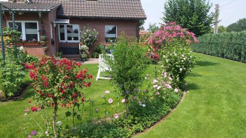 a garden in front of a house with flowers at Ferienwohnung Kerstin in Siggelkow