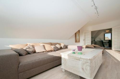 a living room with a couch and a table at Ferienwohnung Nilsson in Halstenbek