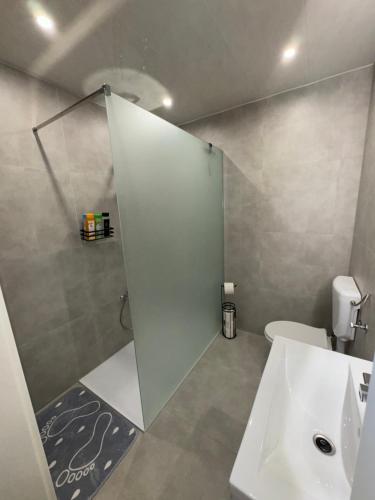 Koupelna v ubytování Neu renovierte Ferienwohnung mit Terrasse & schnellem WLAN im Odenwald