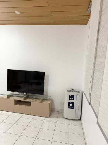 TV a/nebo společenská místnost v ubytování Neu renovierte Ferienwohnung mit Terrasse & schnellem WLAN im Odenwald