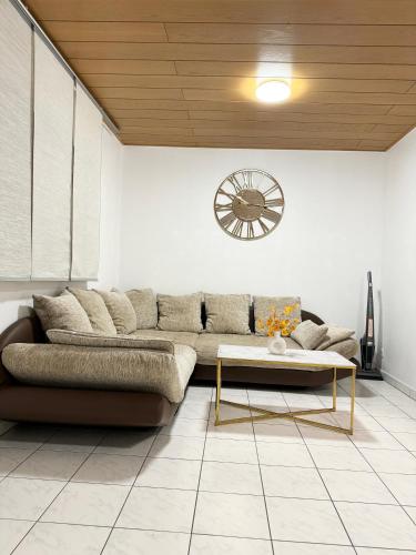 Posezení v ubytování Neu renovierte Ferienwohnung mit Terrasse & schnellem WLAN im Odenwald