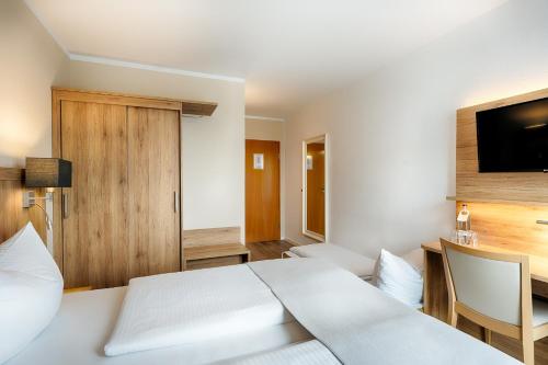 a hotel room with a bed and a television at Businesshotel Berlin in Berlin