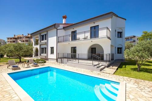 Premium Villa - pool, big garden, seaside town