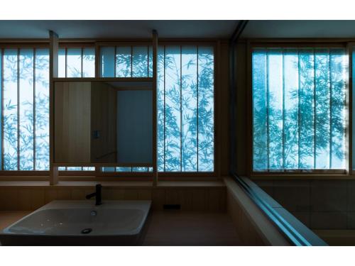 Un baño con espejo, lavabo y ventanas. en THE JUNEI HOTEL KYOTO - Vacation STAY 14465v, en Kioto
