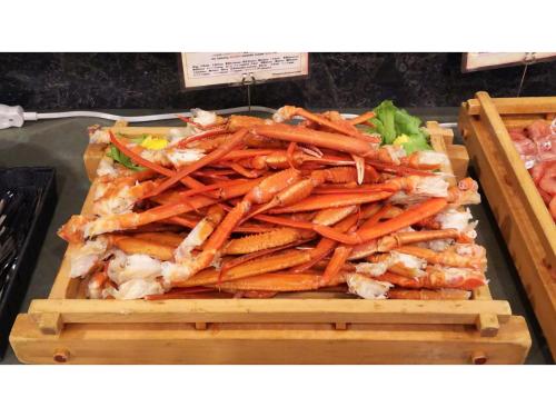 a pile of carrots sitting on a wooden tray at Mount View Hotel - Vacation STAY 40138v in Kamikawa