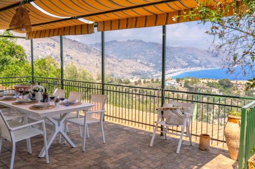 陶尔米纳La casa di Angelo的阳台上的桌子和椅子，可以欣赏美景