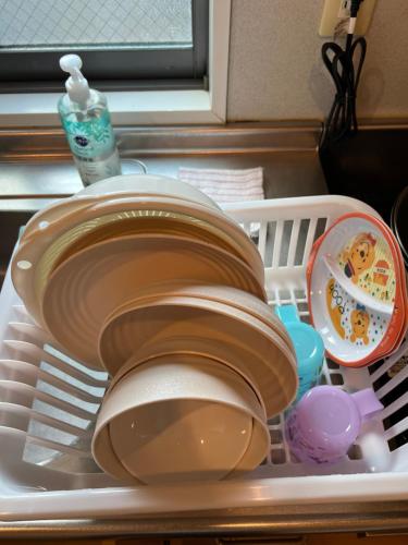 a plate and dishes in a dish rack in a sink at アーバンハイツ渡辺通a棟 in Fukuoka