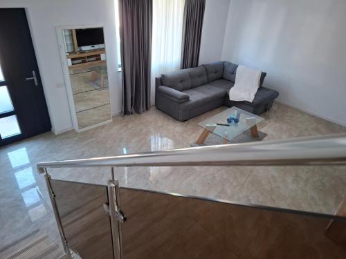 una sala de estar con un sofá y una mesa en Casa Vila Pitești, en Piteşti