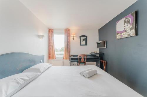 Postel nebo postele na pokoji v ubytování Cap Hôtel