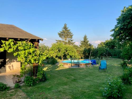 une cour avec une piscine et une maison dans l'établissement Le Bois neuf, à Savigny-sur-Braye