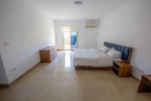 une chambre avec un lit et une table dedans dans l'établissement Rihana Villa studios, à Borg El Arab