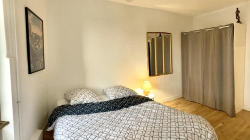 une chambre avec un grand lit dans une pièce dans l'établissement La sérénité côtière, à Dinard