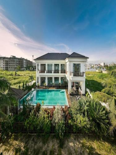 une vue aérienne d'une maison avec piscine dans l'établissement Villa 5 phòng ngủ víp - Tuần Châu - Sát biển, à Hạ Long