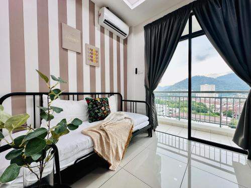 バヤンレパスにあるThe Sun 1 or 3BR Bayan Lepas 4 to 10 pax WLのベッドルーム1室(ベッド1台、大きな窓付)