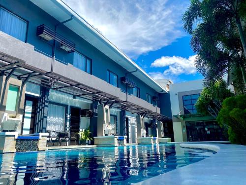 Der Swimmingpool an oder in der Nähe von Circle Inn Hotel and Suites Bacolod