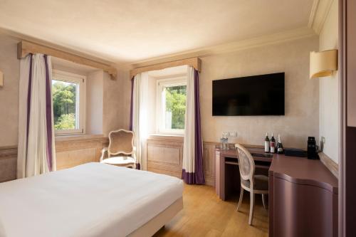 a hotel room with a bed and a desk at Villa Lattanzi in Marina Palmense