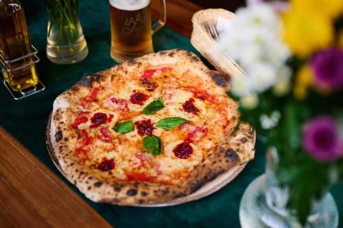 インの敷地内または近くでの食事または食べ物