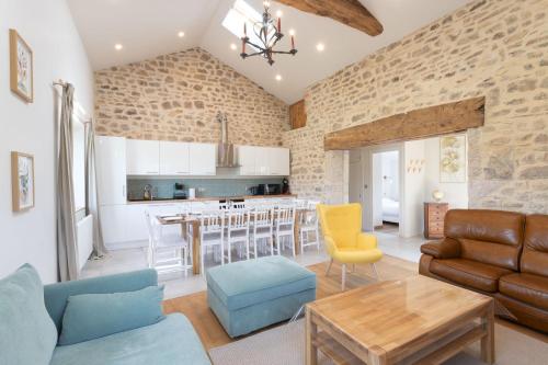 un salon avec un canapé et une table dans l'établissement Cabana & Maison sur les hauteurs - Proche Cluny, à Jalogny