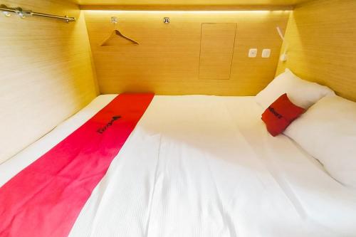 Postel nebo postele na pokoji v ubytování RedDoorz at Capsule Inn Teuku Umar