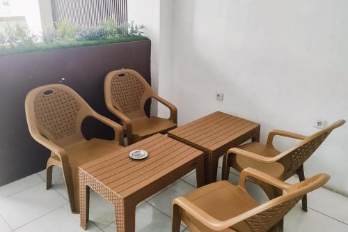 Posezení v ubytování RedDoorz at Capsule Inn Teuku Umar