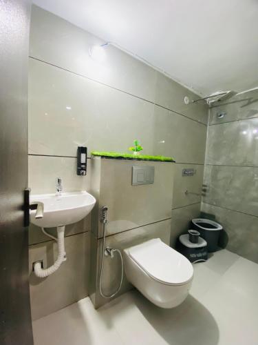 Bilik mandi di Hotel StayMore Premium Rooms and AC dorms