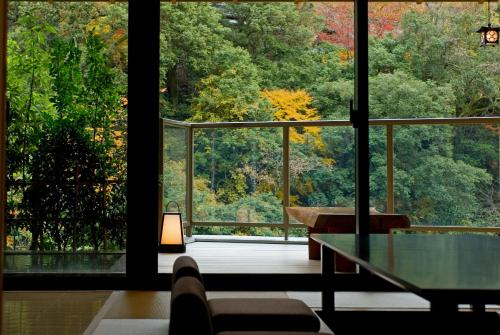 a room with a large window and a glass table at Koorogirou in Kaga