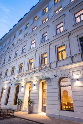 Three Corners Avenue Hotel