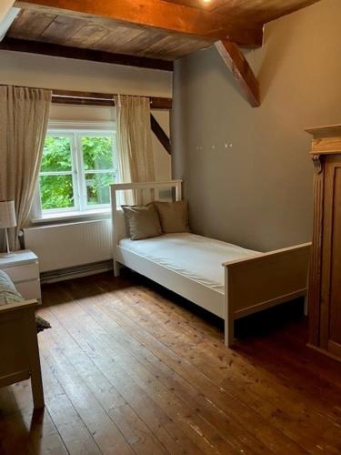 a bedroom with a bed and a window at Haseldorfer Landliebe in Haseldorf