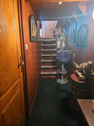 - un couloir d'une voiture de train avec des escaliers dans l'établissement St Christopher, à Creil