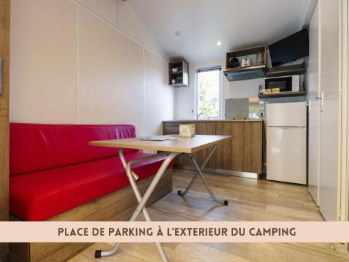 Кухня или мини-кухня в Camping 4 étoiles Les Fougères
