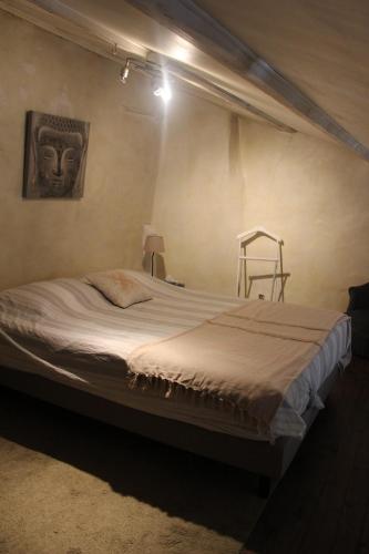 une chambre avec un grand lit dans une pièce dans l'établissement Mas de Gratte-Semelle 