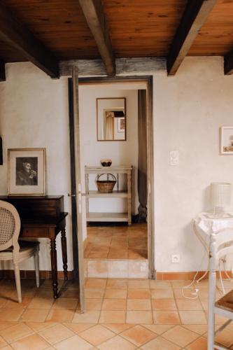 - un salon avec un piano et une table dans l'établissement Mas de Gratte-Semelle 