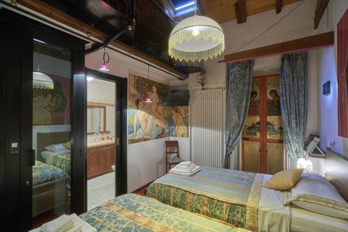een slaapkamer met twee bedden en een schilderij aan de muur bij Villa meridiana in Lierna