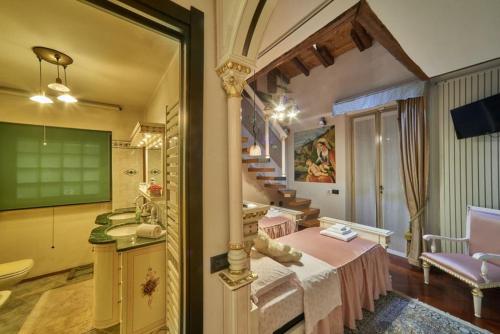 een kamer met een bed en een tv en een trap bij Villa meridiana in Lierna