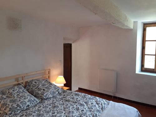 une chambre avec un lit et une fenêtre dans l'établissement Le Mardaris, à Reilhanette