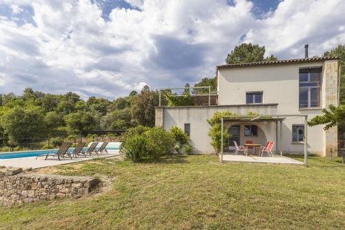 une vue extérieure d'une villa avec piscine dans l'établissement Terre Rouge, à Chambajour