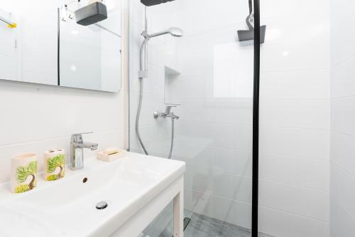 Ένα μπάνιο στο ARIEL A4, quiet area only 2 Km from the beach