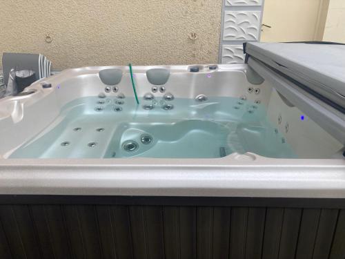 Gambar di galeri bagi La Maison du soleil L Aulhere 3 étoiles ,Maison familiale 6-7 personnes, Jacuzzi , Massages bien-être en option di Oloron-Sainte-Marie