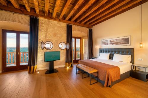 Letto o letti in una camera di Áurea Convento Capuchinos by Eurostars Hotel Company
