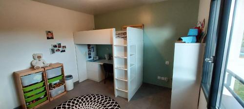 a small room with a desk and a closet at Magnifique villa à 15mn des plages in Fabrègues
