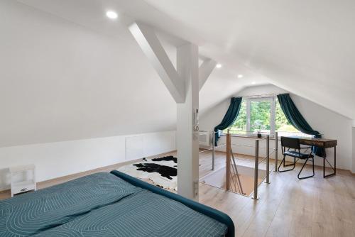 ein Schlafzimmer mit Bett, Schreibtisch und Fenster in der Unterkunft Appartment Antilope im Würmtal in Gräfelfing