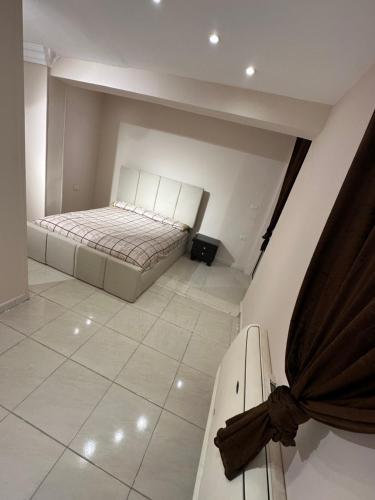 Ένα ή περισσότερα κρεβάτια σε δωμάτιο στο شقه بالروف بتاعها ڤيو رائع بالمهندسين اول سكن