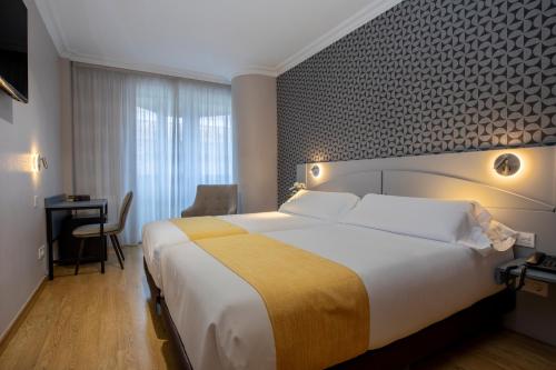 Postel nebo postele na pokoji v ubytování Hotel Corona de Castilla Burgos