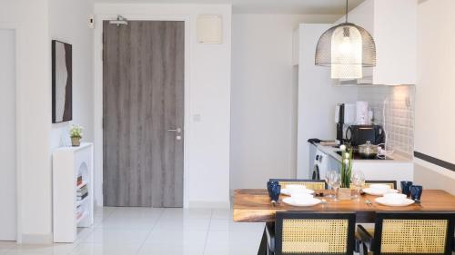 Η κουζίνα ή μικρή κουζίνα στο Continew Residence Cozy Suite by GUESTONIC