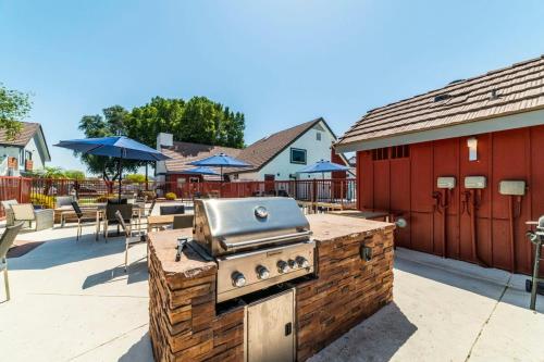 a outdoor kitchen with a grill on a patio at Metro PHX 1bd Exterior Entry with heated pool, bbq, dog park, bbq PETS ALLOWED in Phoenix