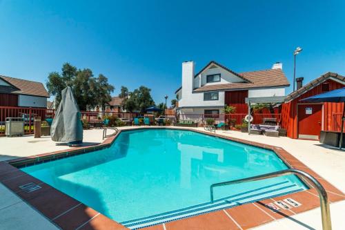 a large swimming pool in a yard with a house at Metro PHX 1bd Exterior Entry with heated pool, bbq, dog park, bbq PETS ALLOWED in Phoenix