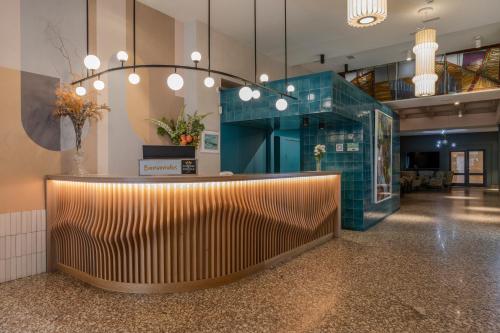 eine Lobby mit Bar in einem Gebäude in der Unterkunft Hotel Corona de Castilla Burgos in Burgos