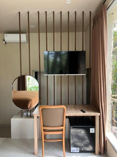 HeHa Waterfall Suites & Camping Groundにあるテレビまたはエンターテインメントセンター