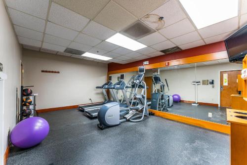 Pusat kecergasan dan/atau kemudahan kecergasan di Scottsdale 1 bd 1 ba furnished apt 2 beds