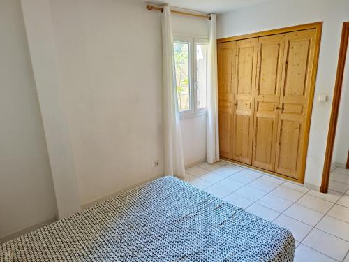 - une chambre avec un lit, une fenêtre et une porte dans l'établissement Bas de maison calme proche mer et Venise Provençale, à Martigues